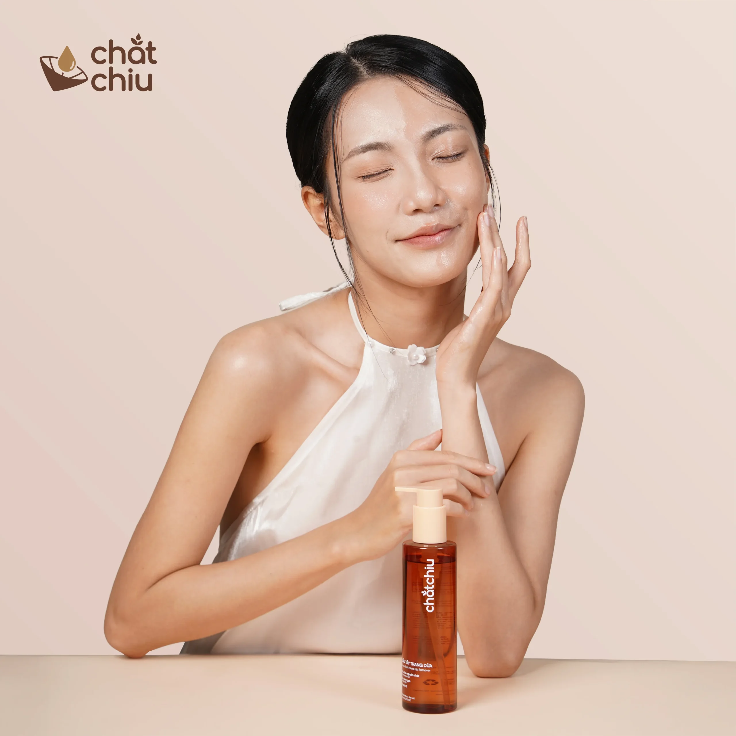 Dầu tẩy trang dừa Chắt Chiu làm sạch da chuyên sâu, hỗ trợ ngừa hình thành mụn